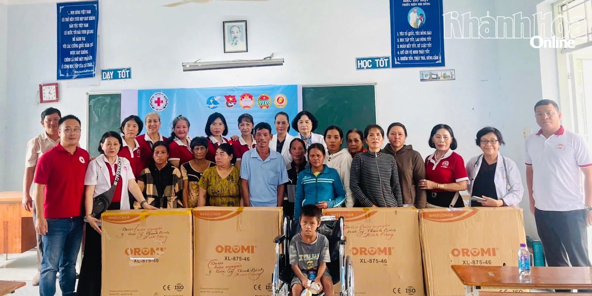 Khám bệnh, phát thuốc miễn phí cho 400 người dân tại xã Trung Khánh Vĩnh